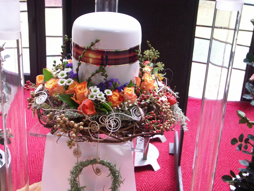 Urnenkranz in orange mit Rosen