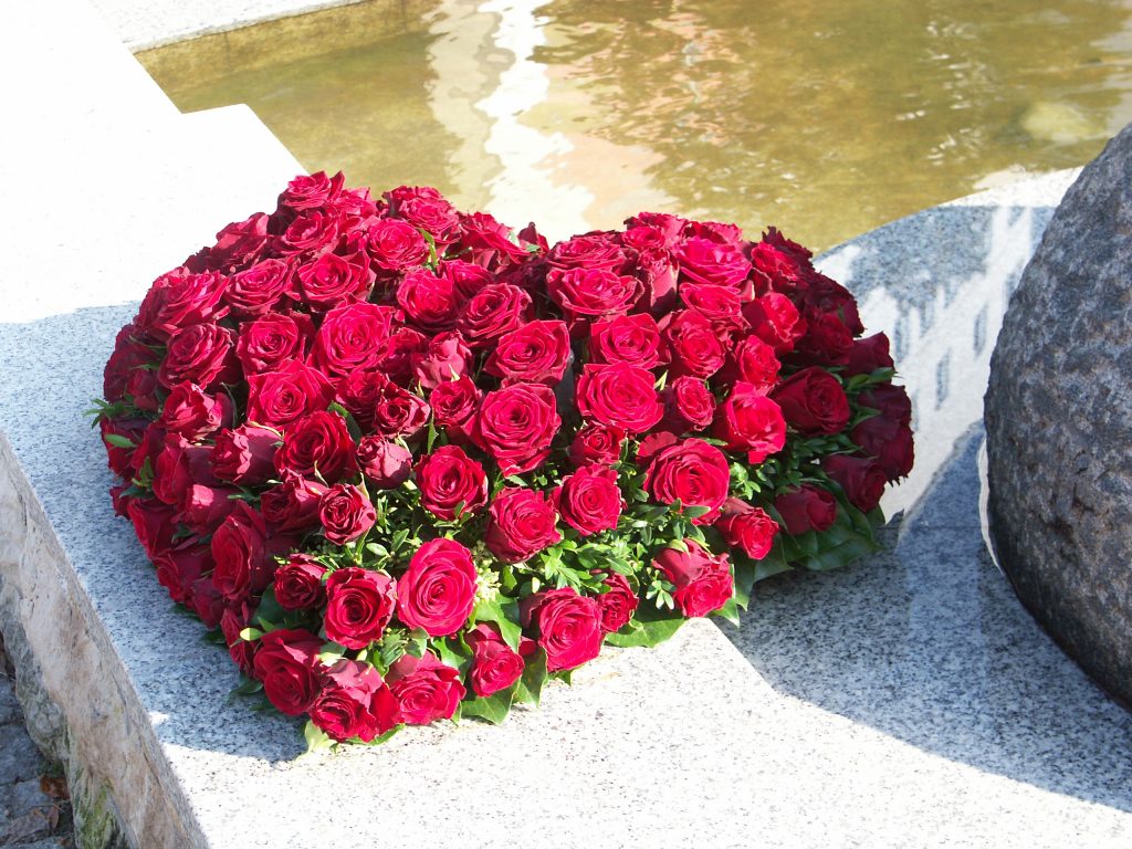 Herzgesteck aus roten Rosen