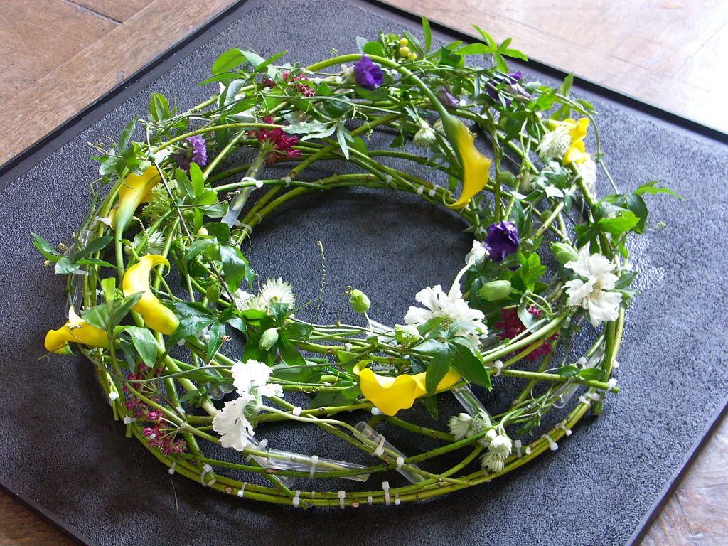 aus Ranken gewundener Kranz zur Beerdigung