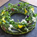 aus Ranken gewundener Kranz zur Beerdigung