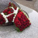 rote Rosen als Pferd gesteckt