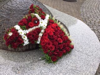 rote Rosen als Pferd gesteckt