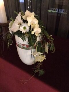 weißer Urnenschmuck