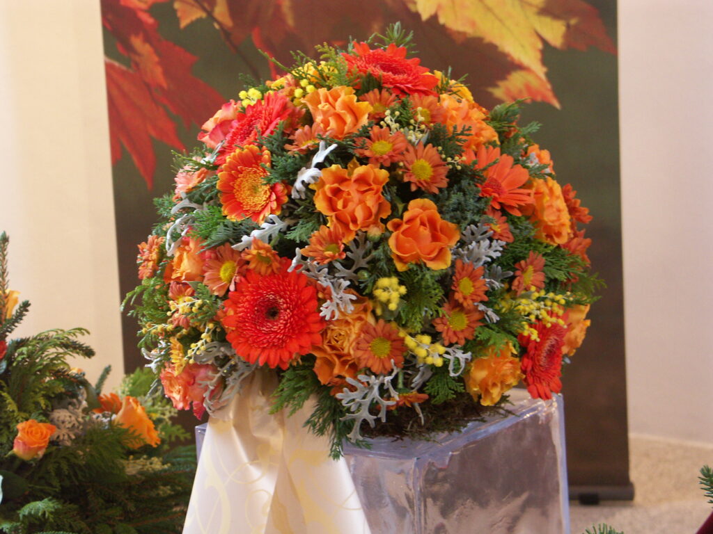 oranges Gesteck als Kugel