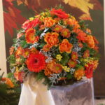 oranges Gesteck als Kugel