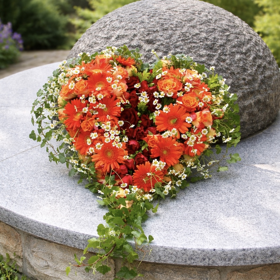Gebrochenes Herz aus Blumen gestaltet