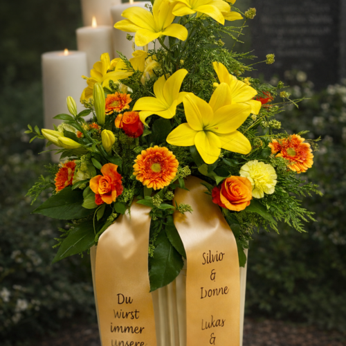 Gelbes Grabgesteck auf dem Friedhof