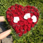 Trauerherz in rot mit Orchideenblüten in weiß