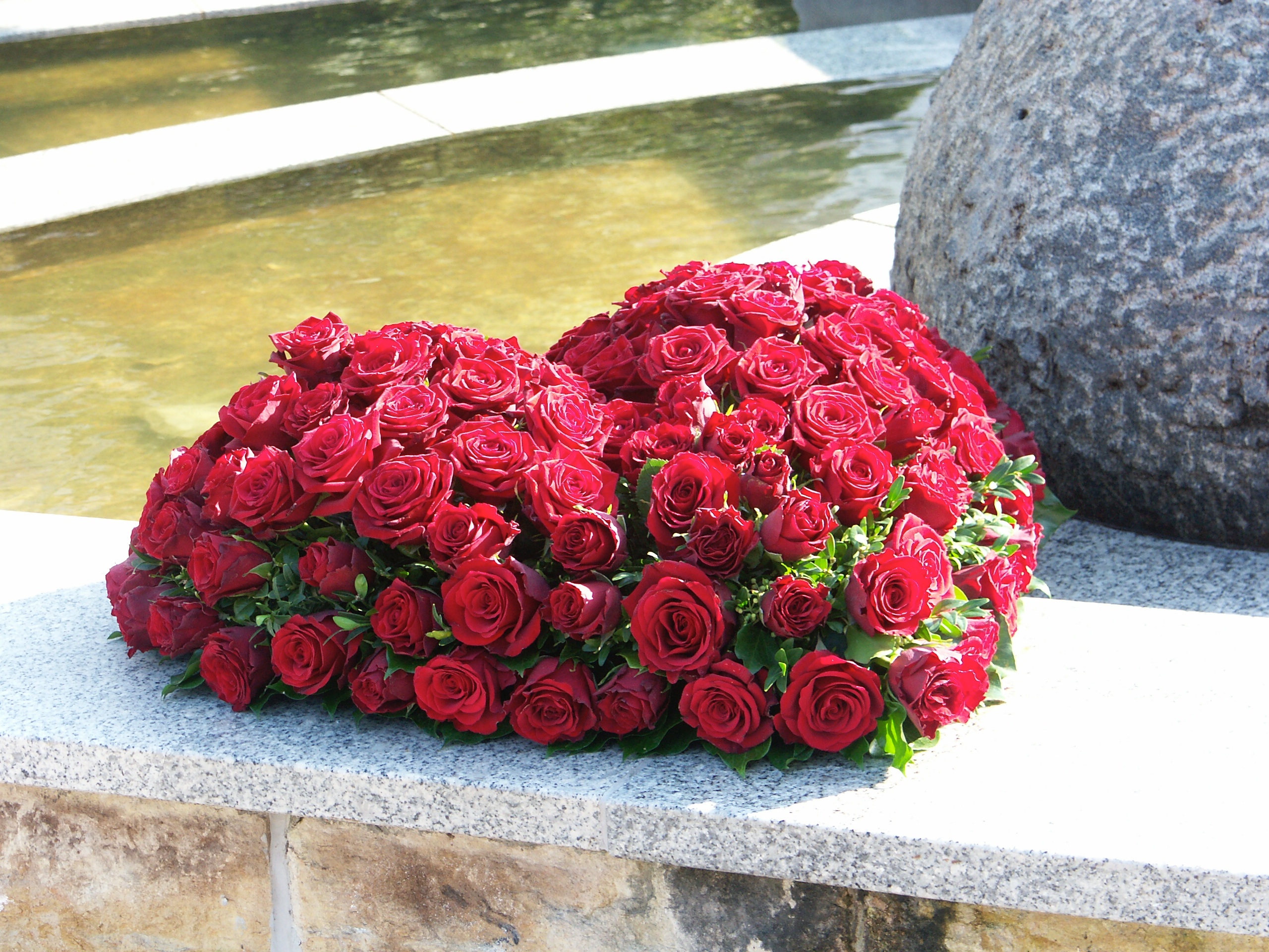 rotes Trauergesteck in Herzform in 3D Form