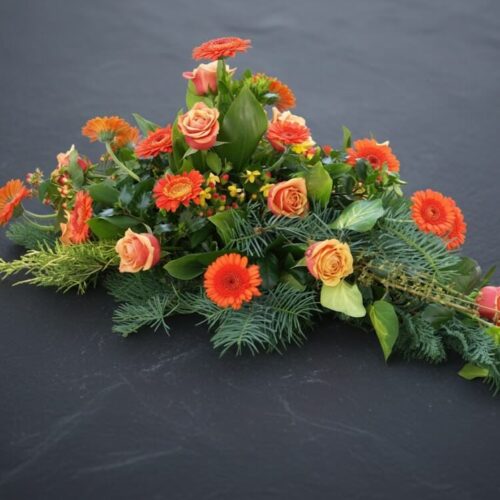 oranges Trauergesteck flach und breit