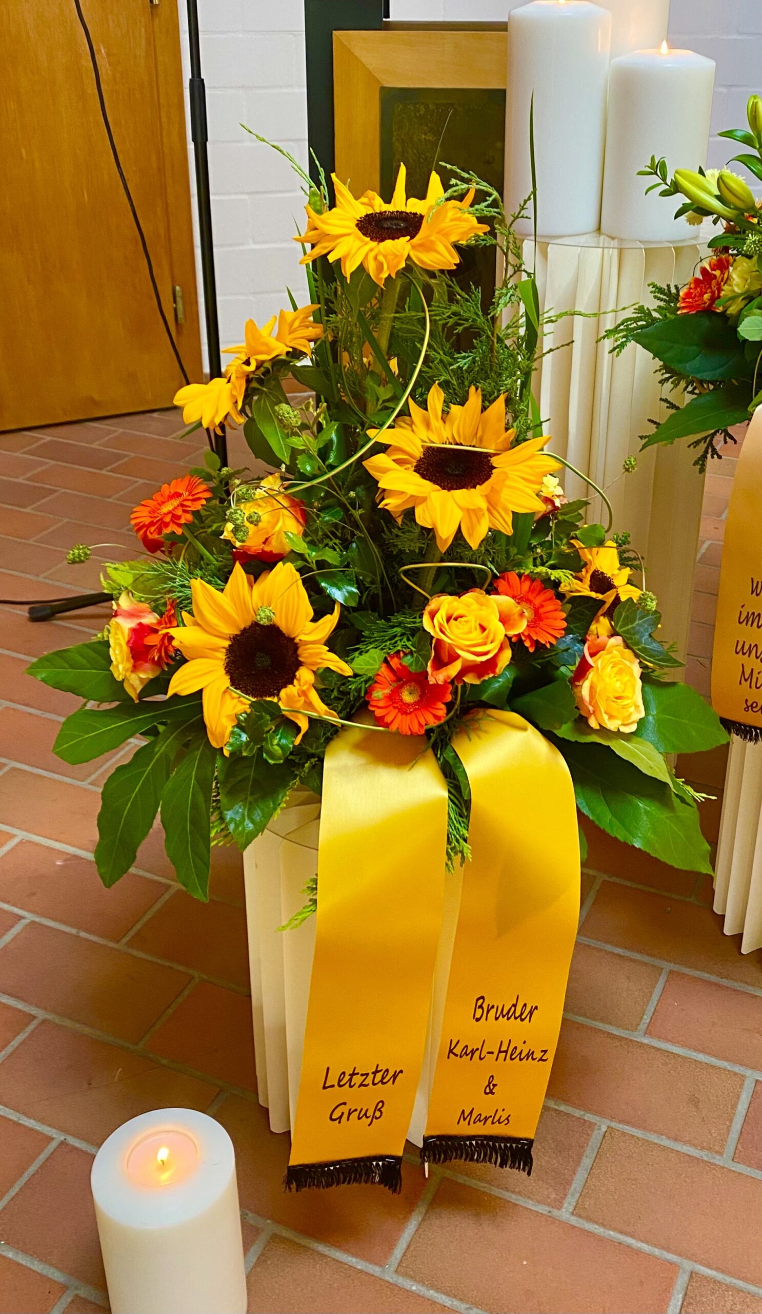 Trauergesteck in gelb orange