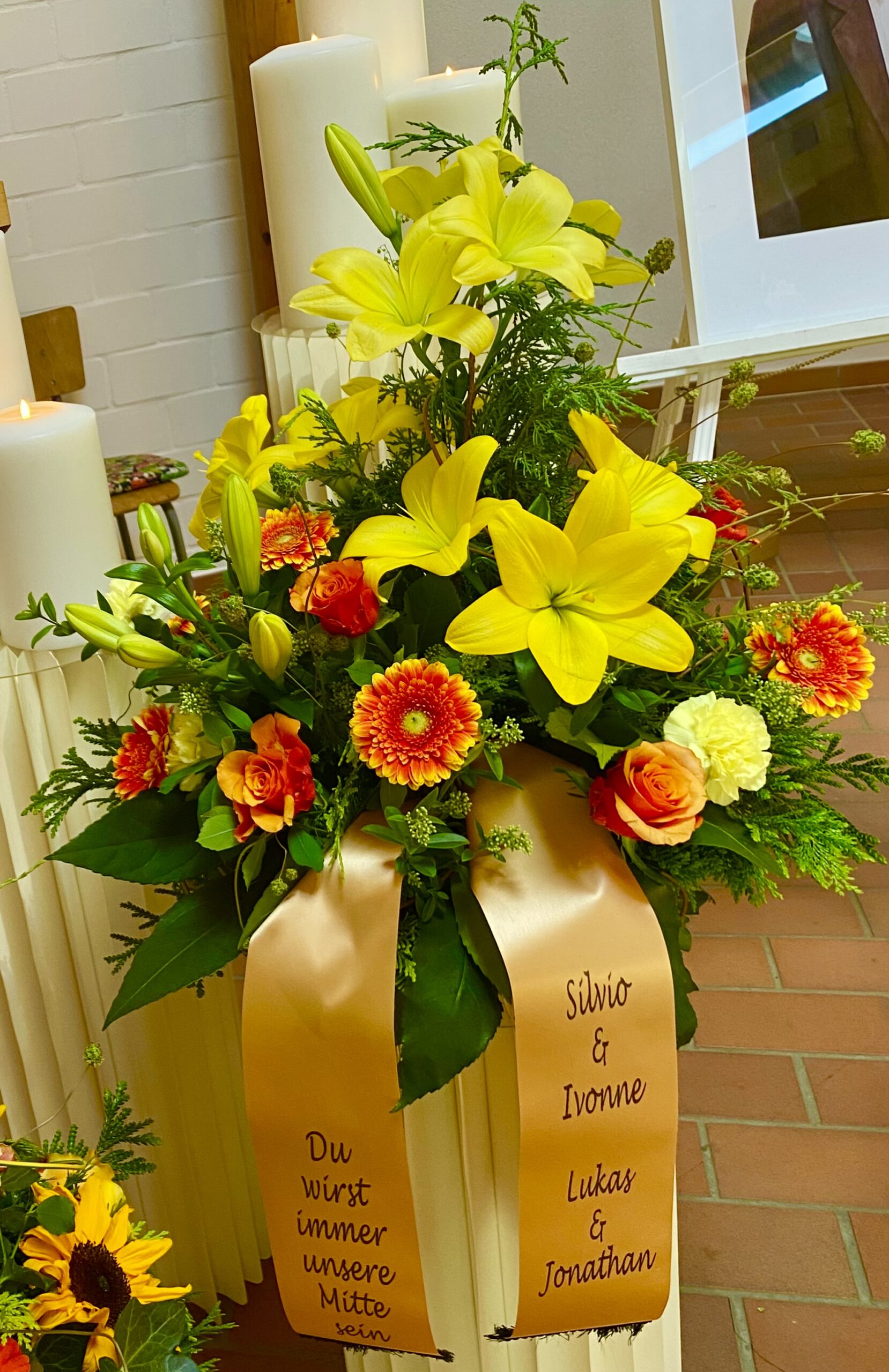 orange gelbes Grabgesteck in die Höhe gearbeitet