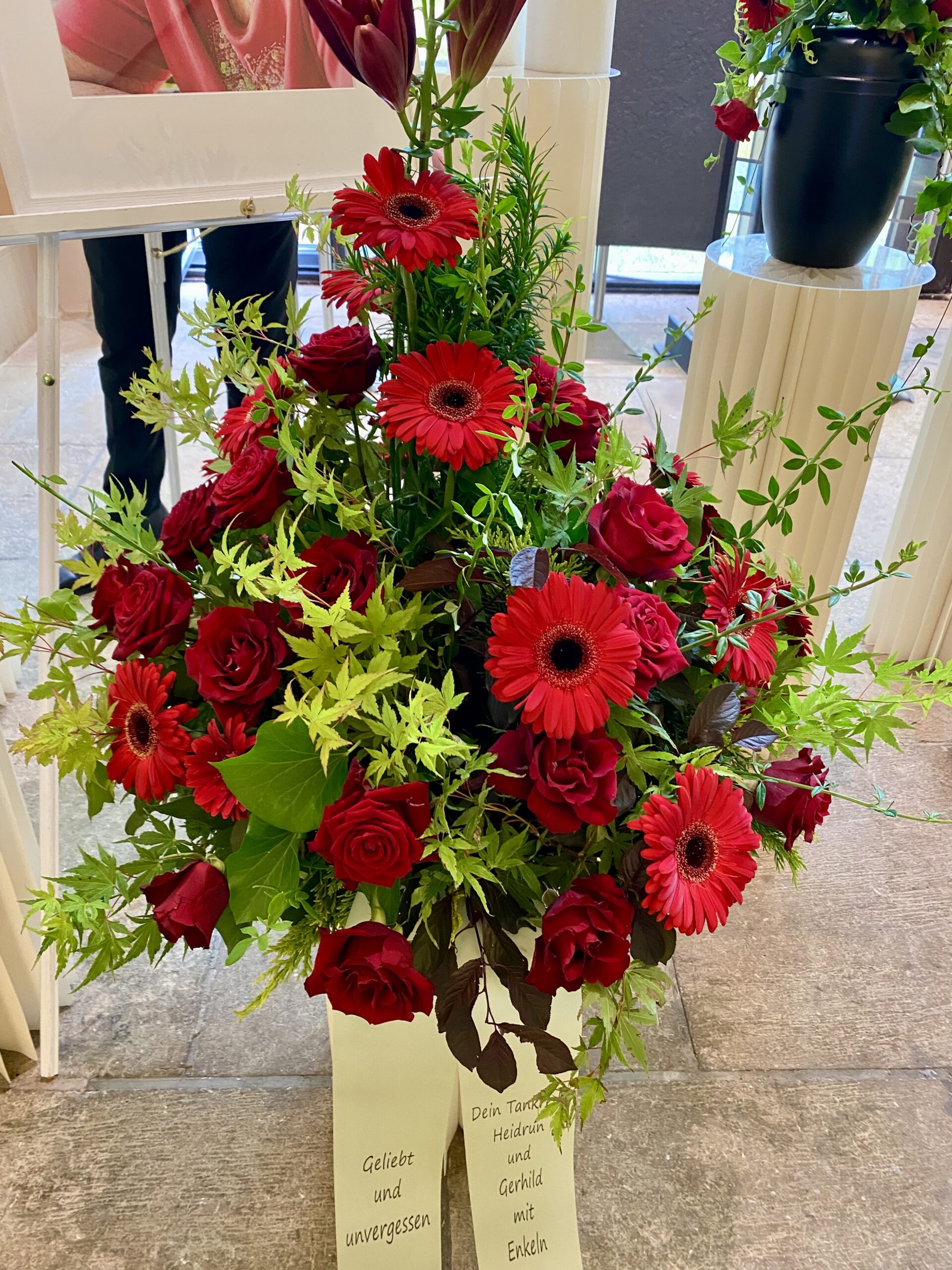 rotes Grabgesteck in die Höhe gestaltet
