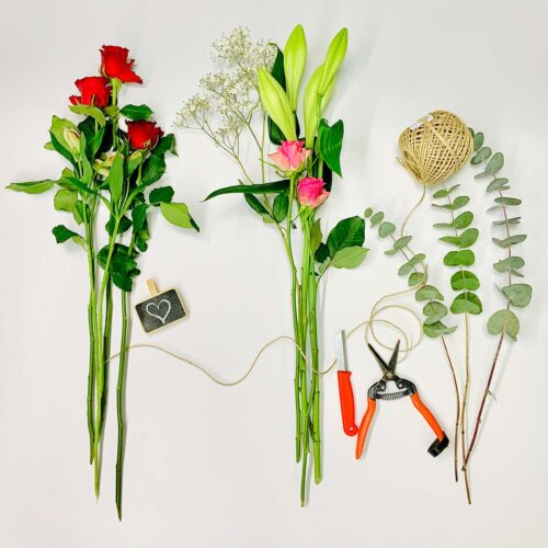 Einzelblumen auf dem Tisch