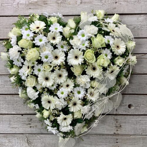 weißes Herz gesteckz