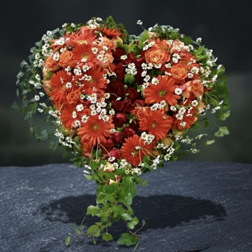 Herzgesteck gebrochenes oranges Herz mit Blumen