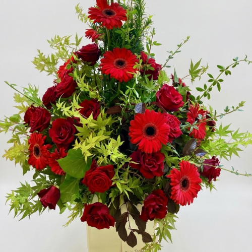 Trauergesteck in die Höhe gesteckt in rot