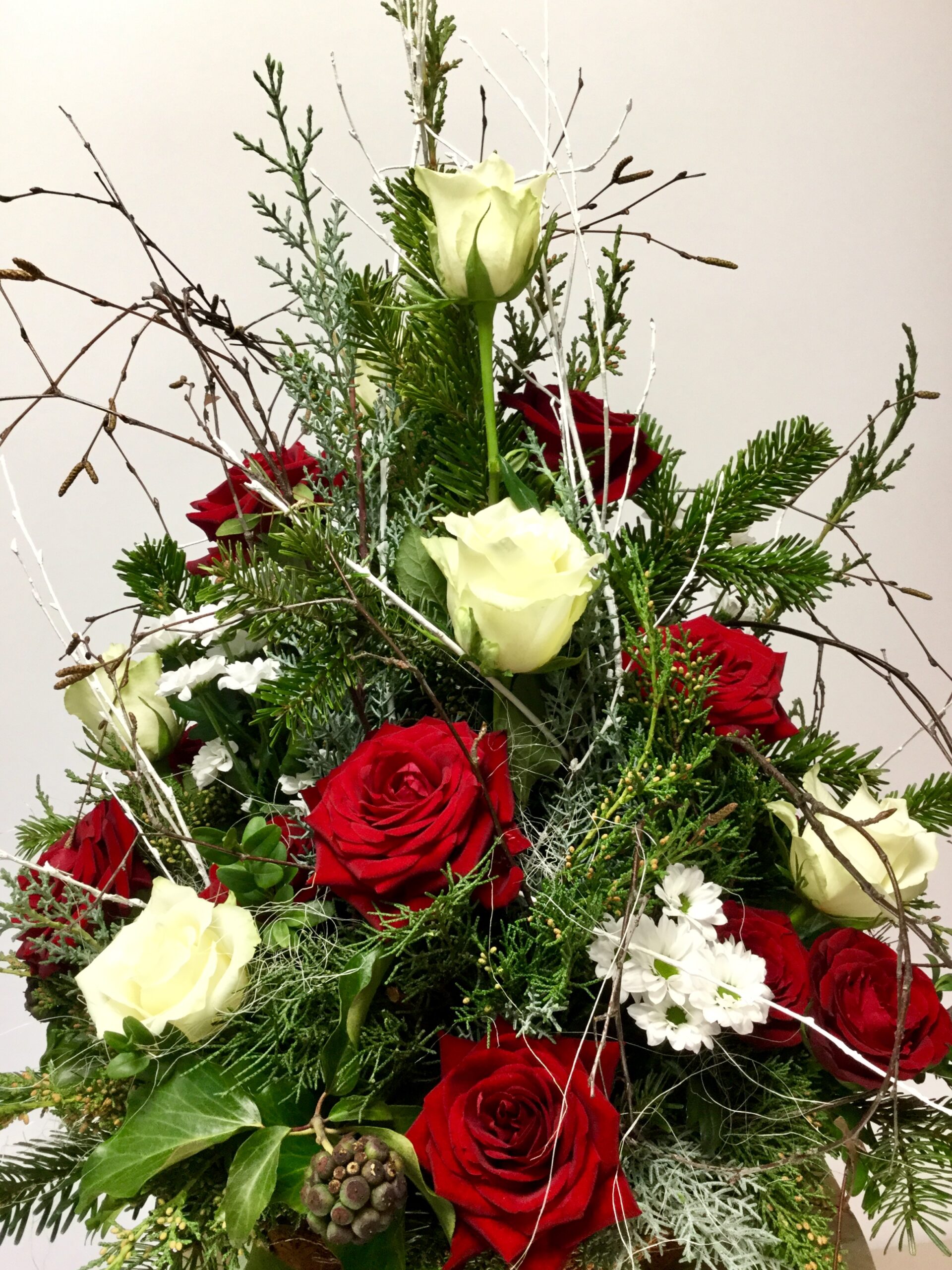 rote weißes Trauergesteck mit Rosen