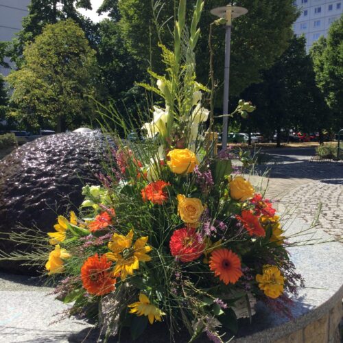 Grabgesteck in die Höhe gelb orange Farben