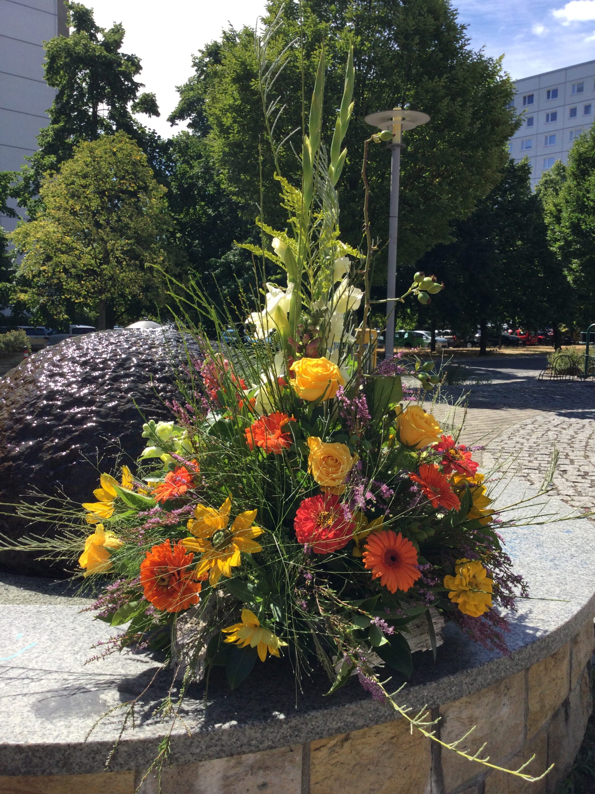 Grabgesteck in die Höhe gelb orange Farben