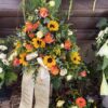 Gesteck zur Beisetzung Trauergesteck in gelb orange