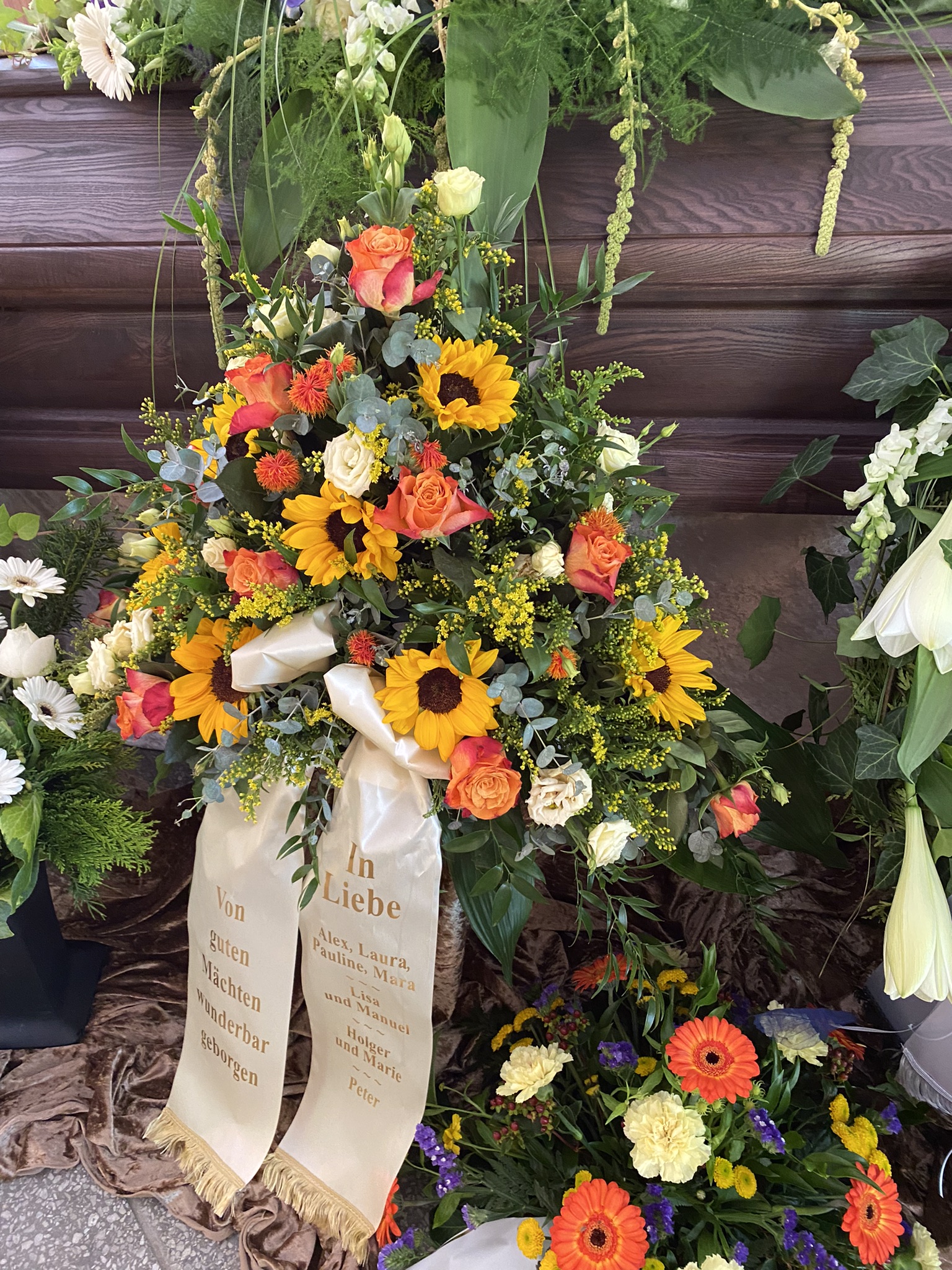 Gesteck zur Beisetzung Trauergesteck in gelb orange