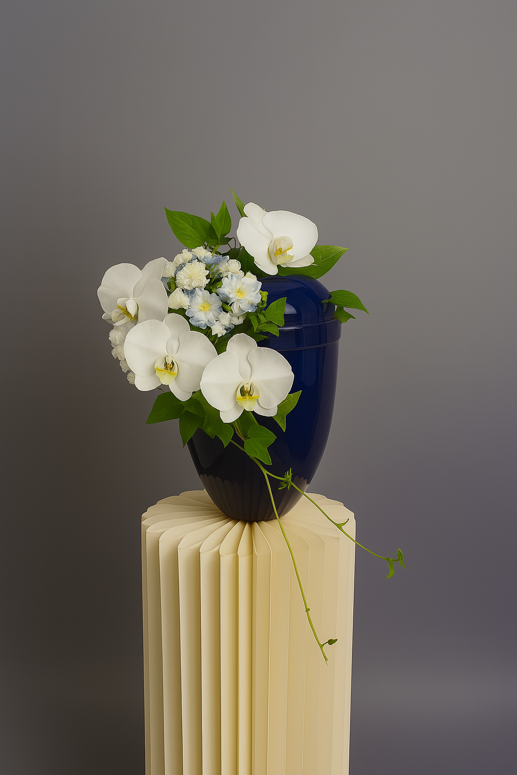 Urnen Kopfschmuck mit weißen Orchideen