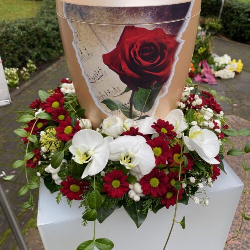 Urnen Kranzschmuck um die Urne in rot weiß mit Orchideen