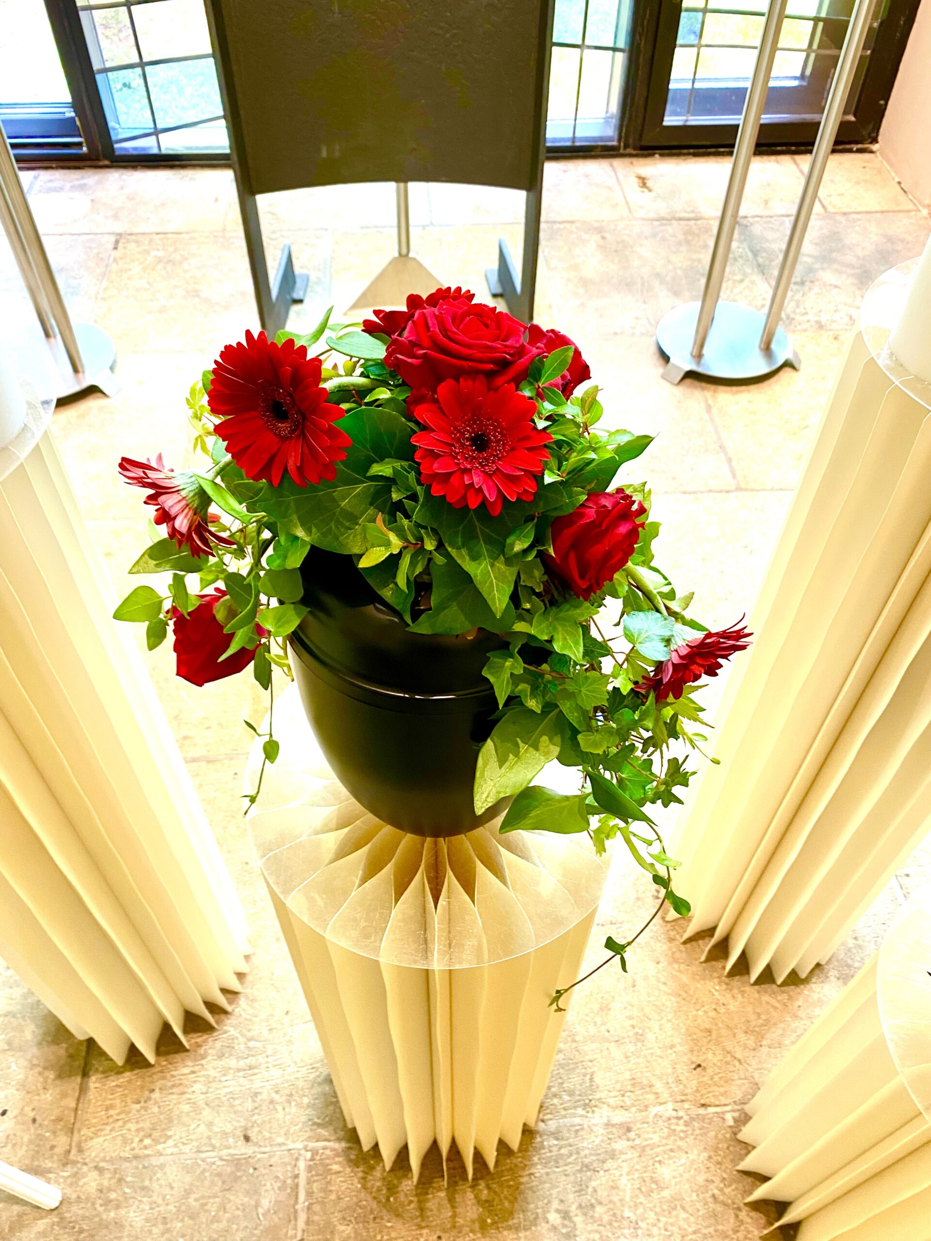 roter Kopfschmuck auf Urne