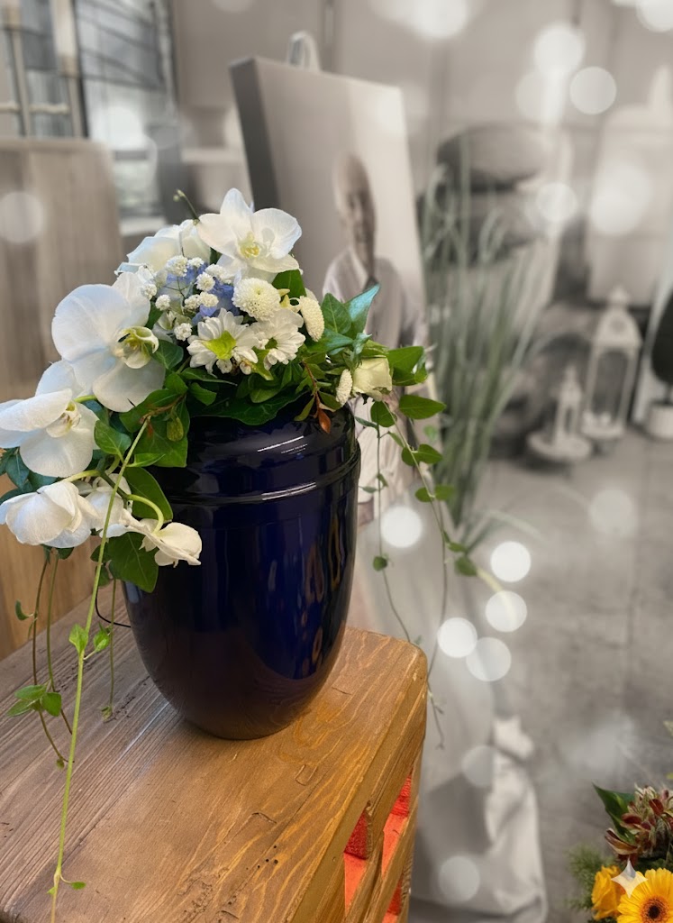 weiße Orchideen auf Urne