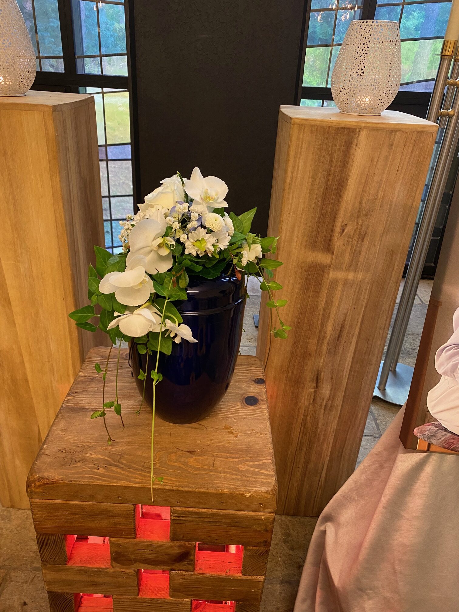 weiße Orchideen auf blauer Urne