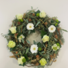Naturkranz gewunden zur Beerdigung mit weißen Blumen